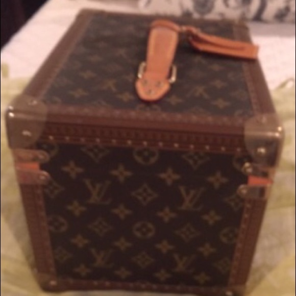 Louis Vuitton - Picture 2 of 8